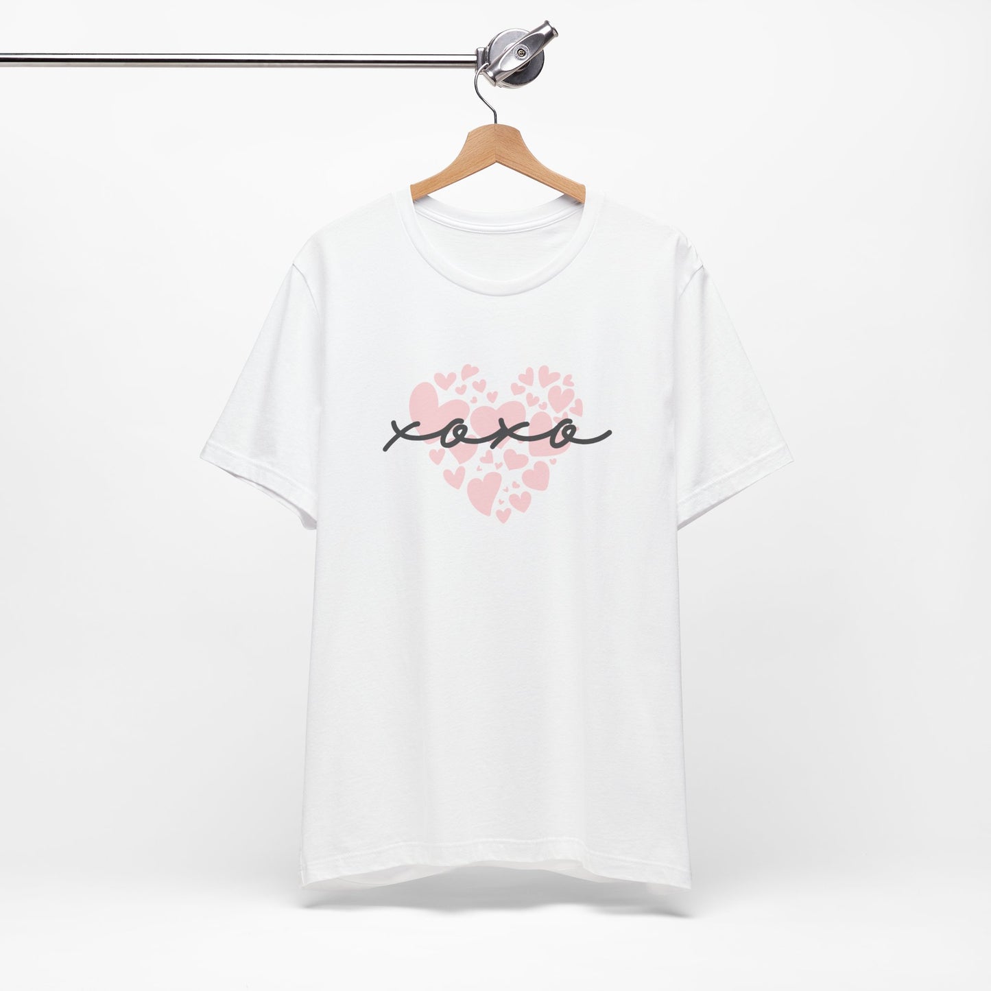 XOXO Love T-Shirt – Cute Heart Design Romantic Valentine Shirt