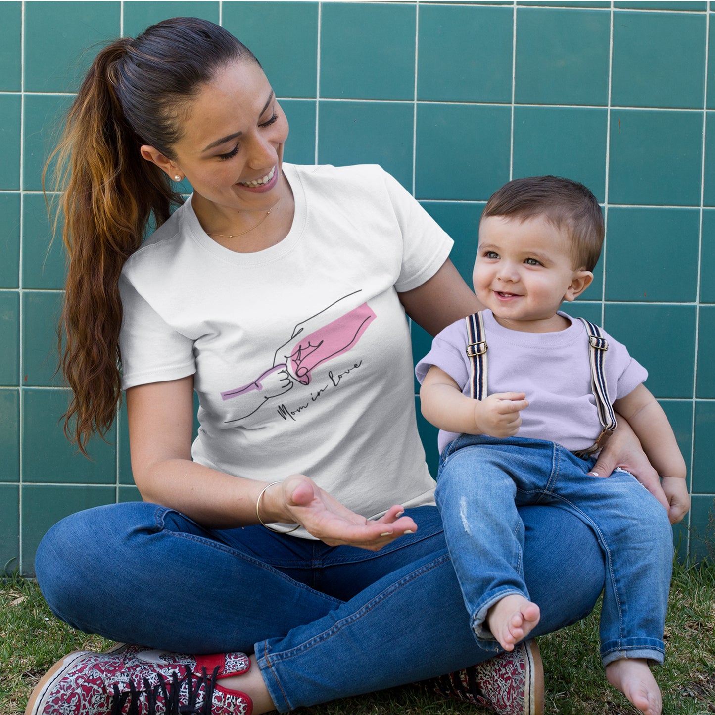 Mother and Child Line Art T-Shirt – Minimalist Mom Love Graphic Tee