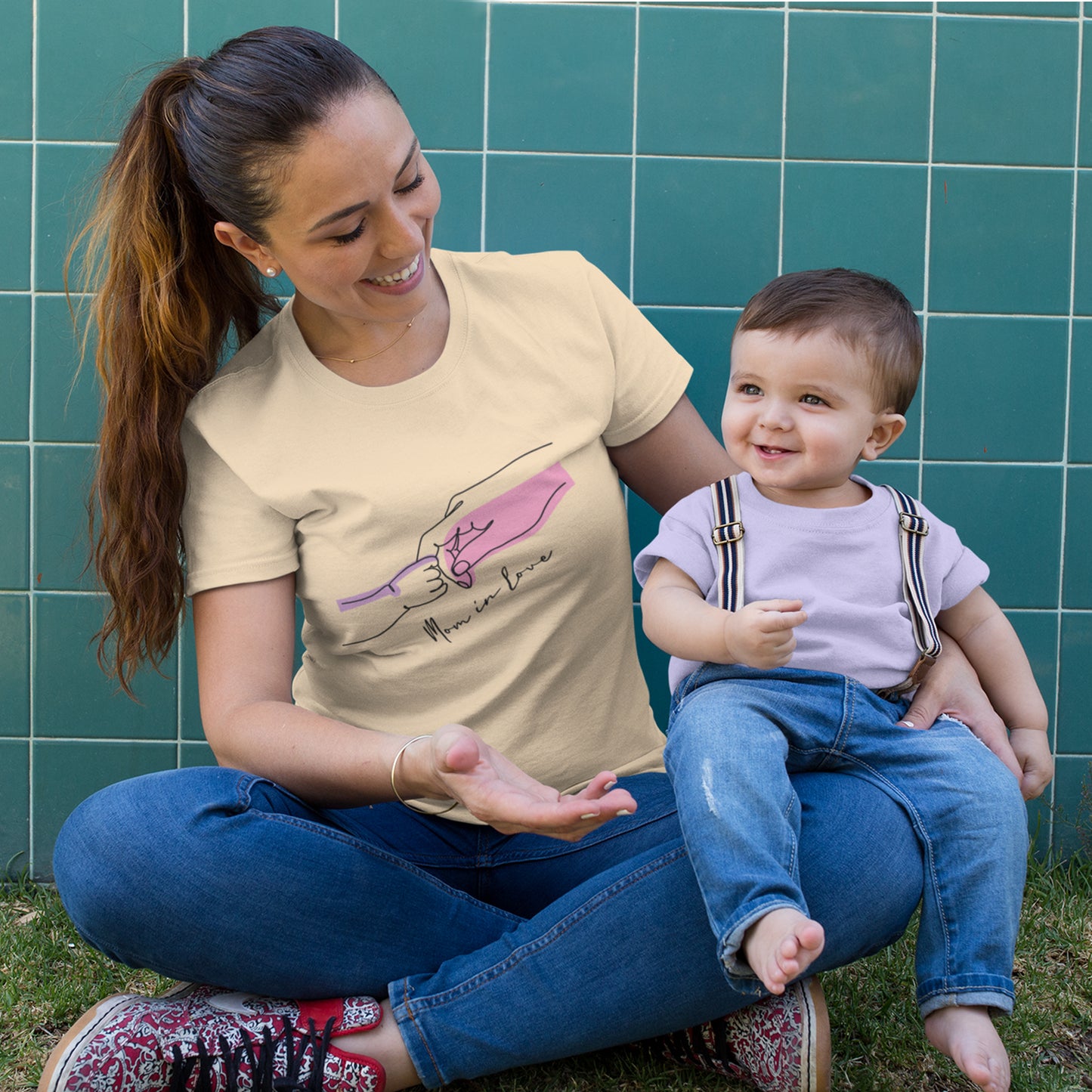 Mother and Child Line Art T-Shirt – Minimalist Mom Love Graphic Tee