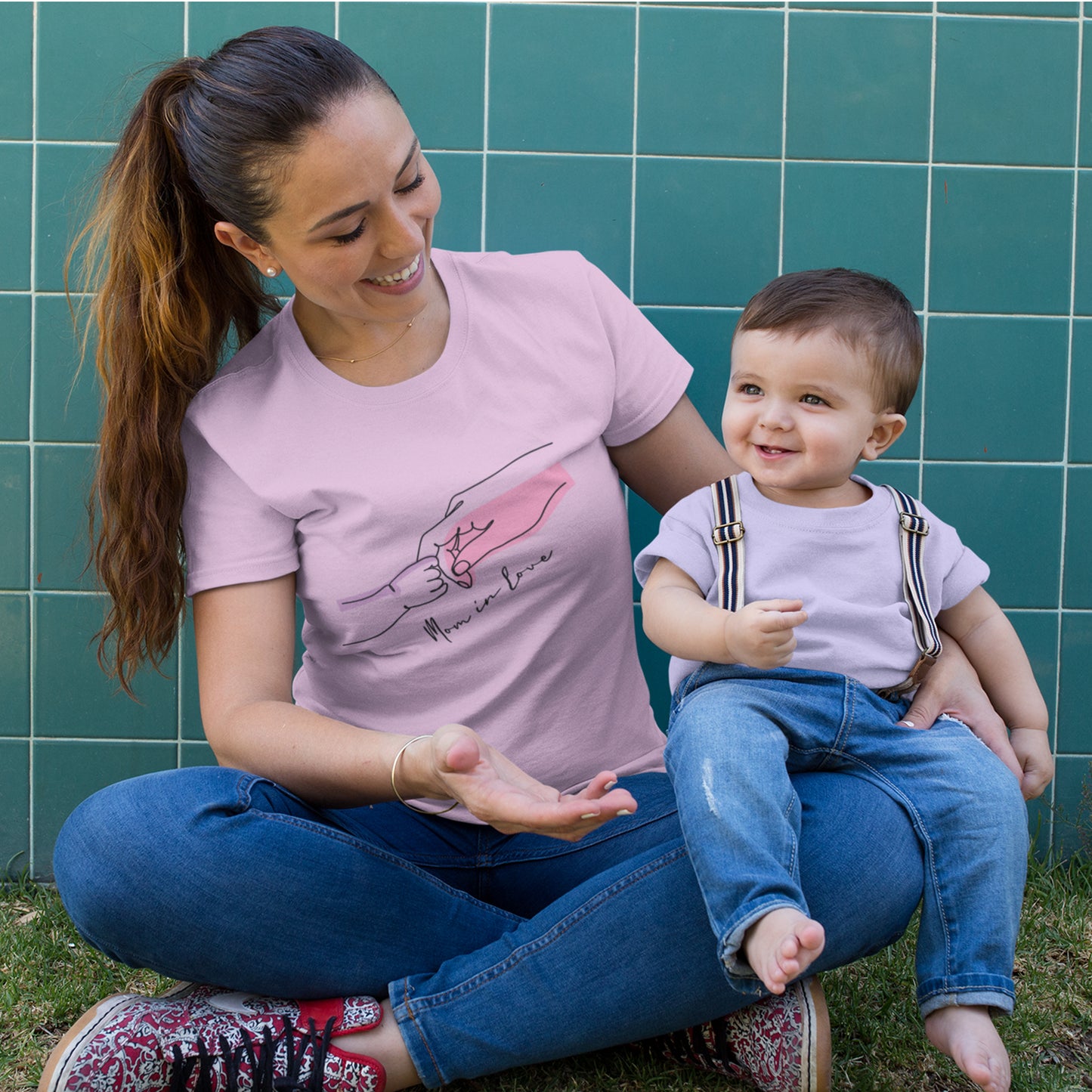 Mother and Child Line Art T-Shirt – Minimalist Mom Love Graphic Tee